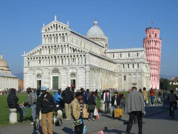 La torre di Pisa rosa